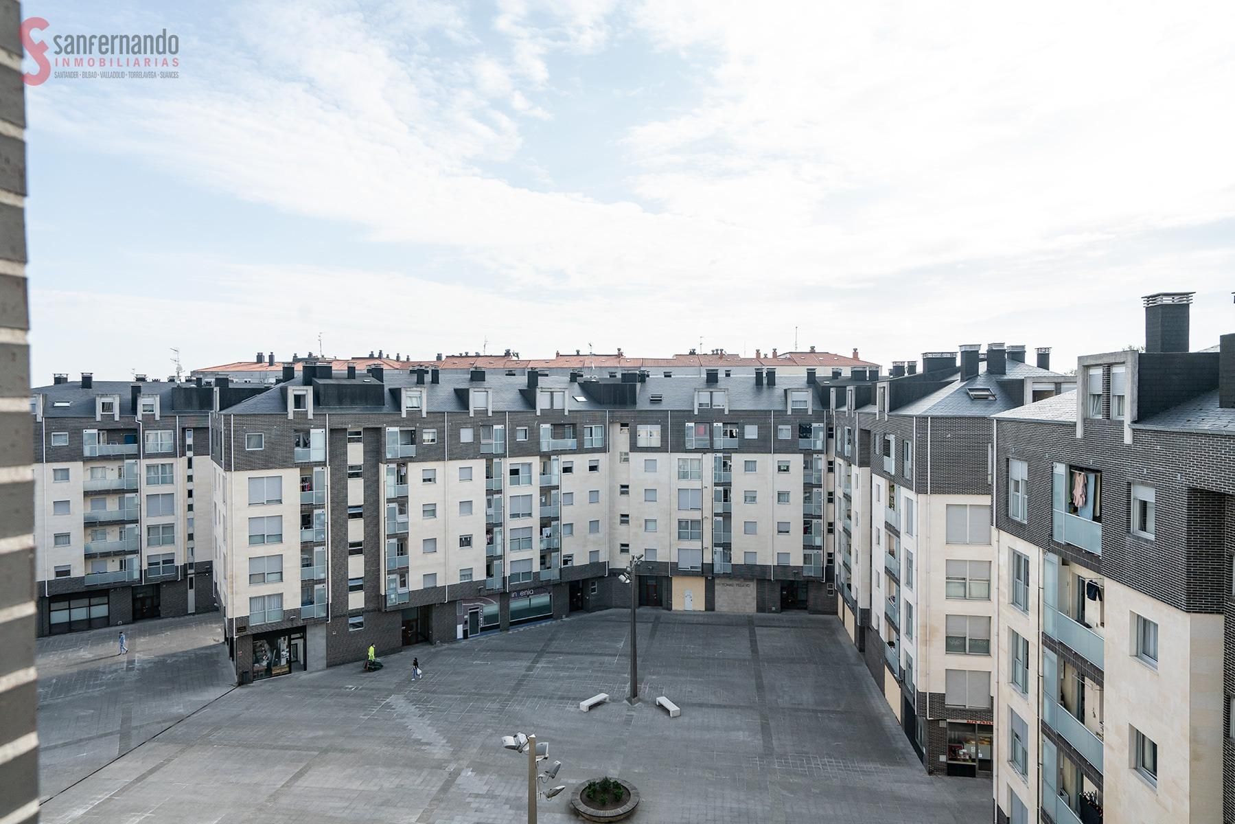Vista exterior de Garatge en venda en Torrelavega 