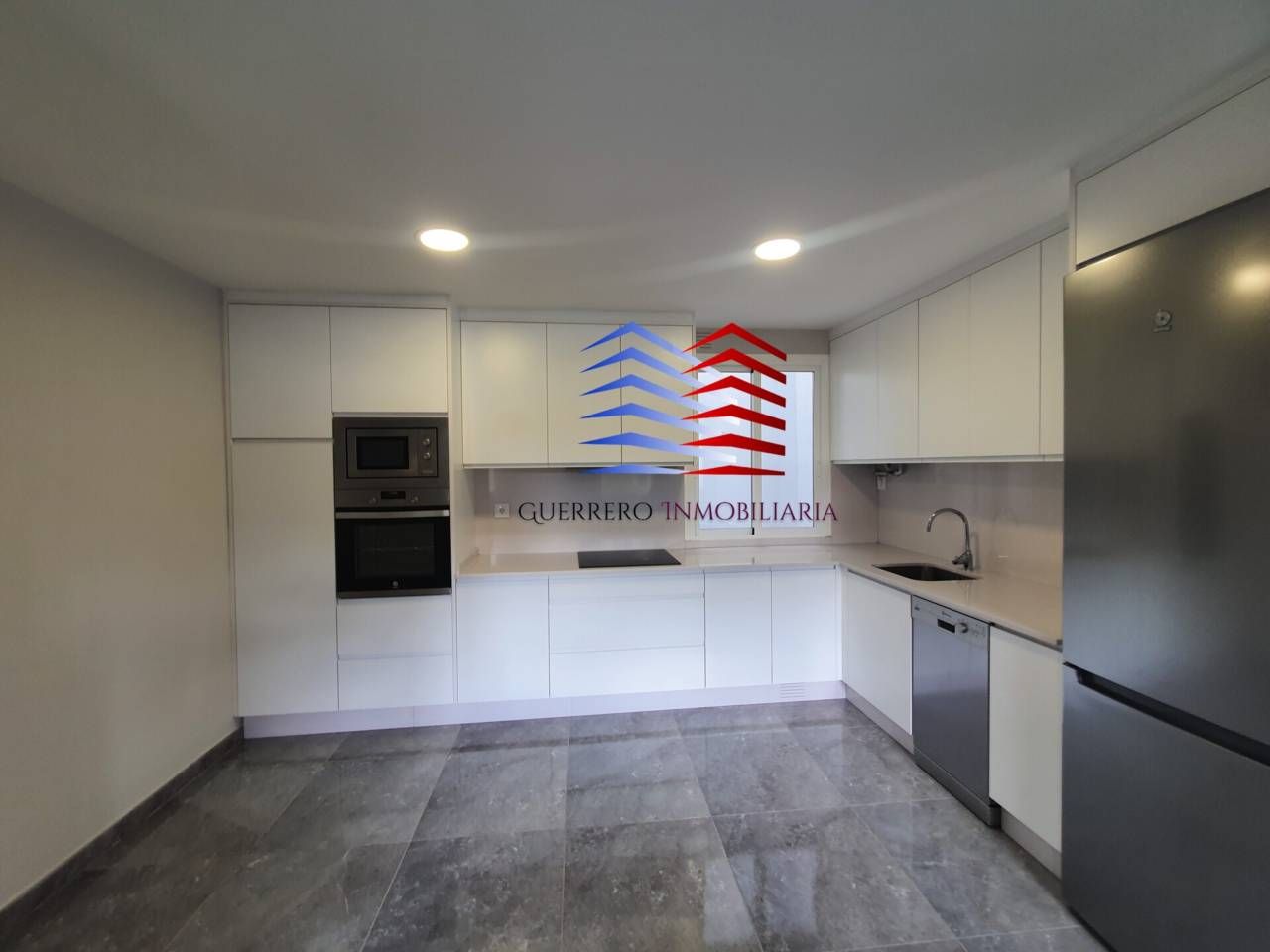 Cuina de Apartament de lloguer en Ourense Capital  amb Calefacció, Moblat i Balcó
