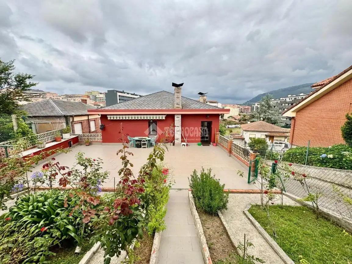 Vista exterior de Casa o xalet en venda en El Astillero   amb Calefacció, Parquet i Terrassa