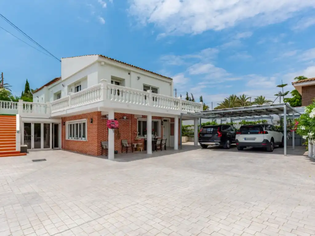 Vista exterior de Casa o xalet en venda en El Campello amb Aire condicionat, Jardí privat i Terrassa