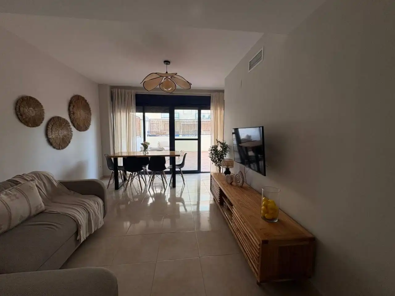 Sala de estar de Apartamento de alquiler en Daimús con Terraza y Piscina comunitaria