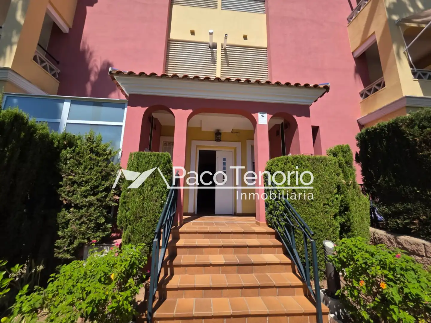 Außenansicht von Wohnung zum Verkauf in Islantilla mit Privatgarten, Terrasse und Abstellraum