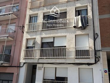 Pis amb balcó en venda a Carrer Baix Penedès