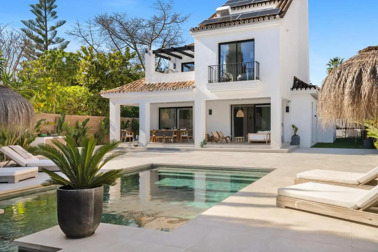 Vista exterior de Casa o chalet de alquiler en Marbella con Aire acondicionado, Calefacción y Jardín privado