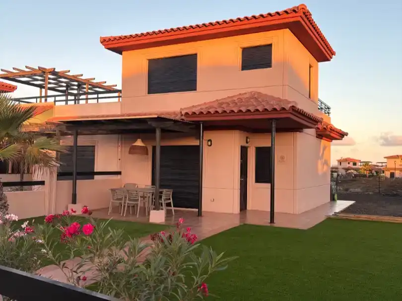 Vista exterior de Casa adosada de lloguer en La Oliva amb Aire condicionat, Jardí privat i Piscina