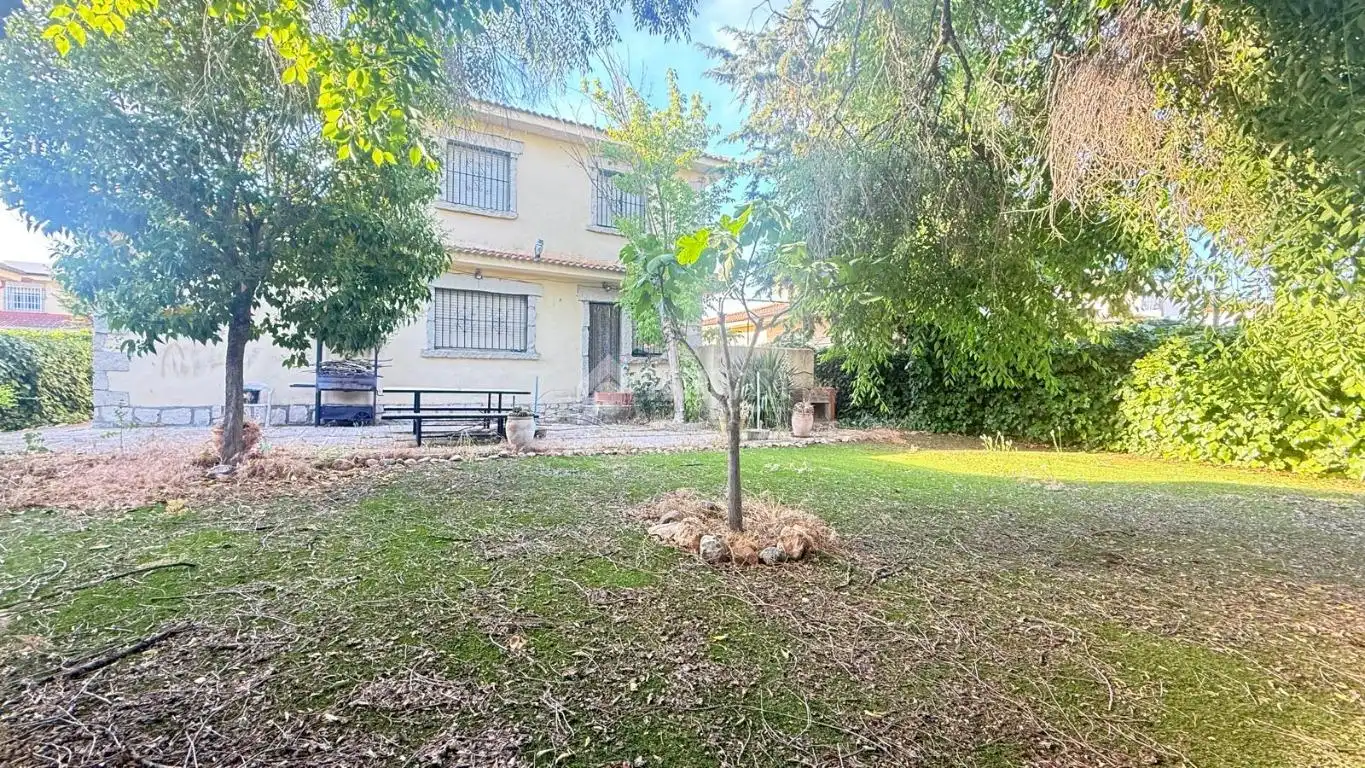 Vista exterior de Casa adosada en venta en Camarena con Calefacción, Trastero y Piscina comunitaria