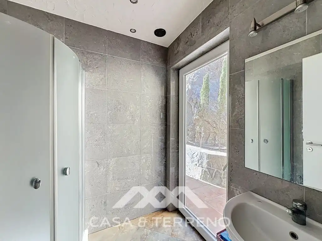 Bany de Casa o xalet en venda en Algarrobo amb Jardí privat, Terrassa i Piscina