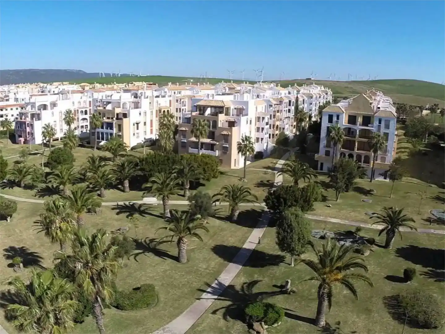 Außenansicht von Wohnungen zur Miete in Zahara de los Atunes mit Klimaanlage, Schwimmbad und Balkon