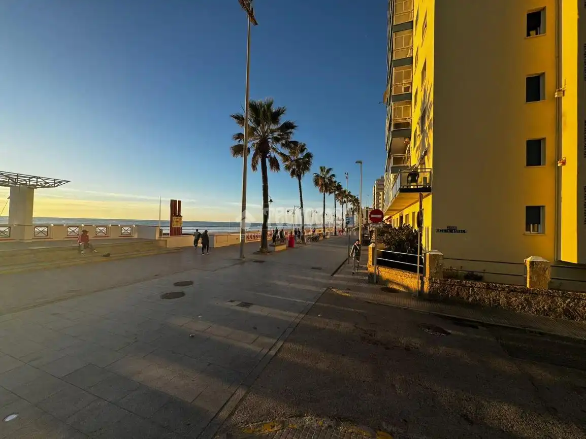 Außenansicht von Wohnung zum Verkauf in Cádiz mit Privatgarten und Terrasse