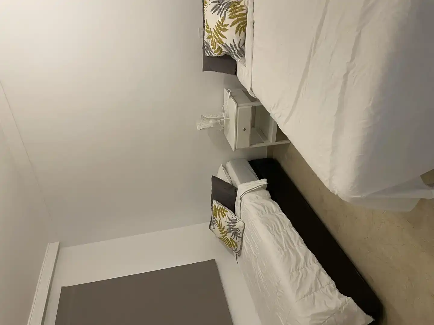 Schlafzimmer von Wohnung zur Miete in Marbella mit Klimaanlage, Privatgarten und Schwimmbad