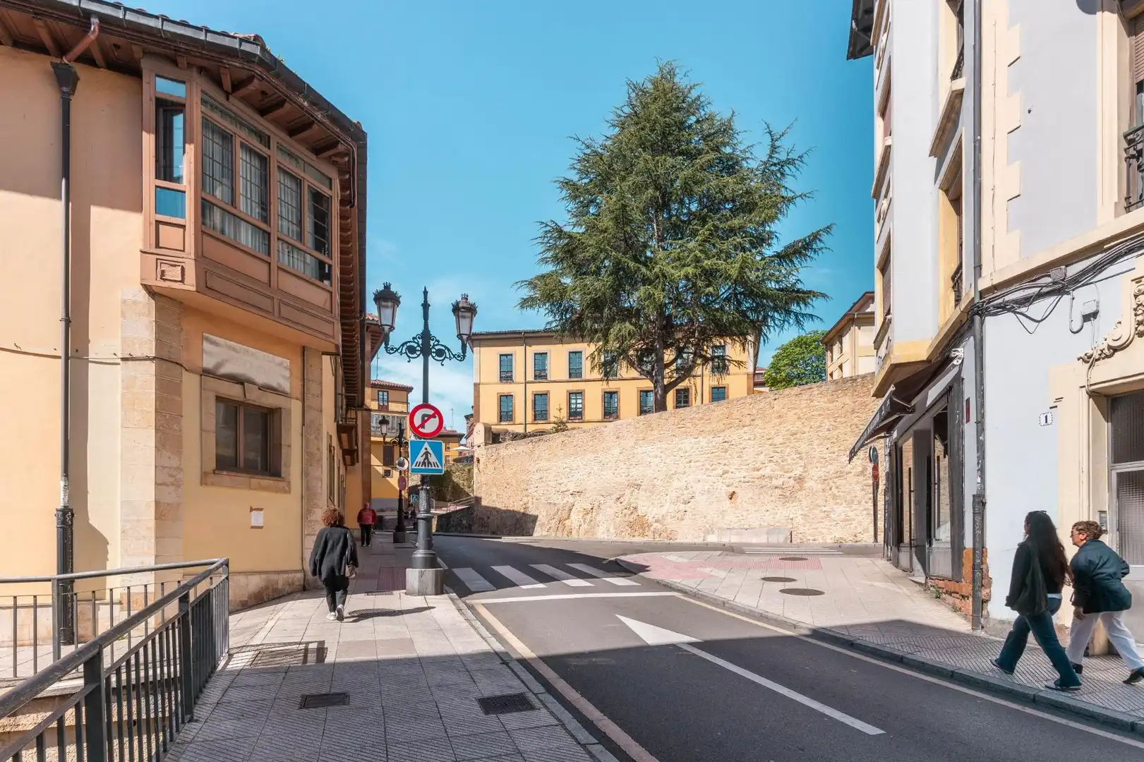 Vista exterior de Pis en venda en Oviedo  amb Calefacció, Moblat i Balcó