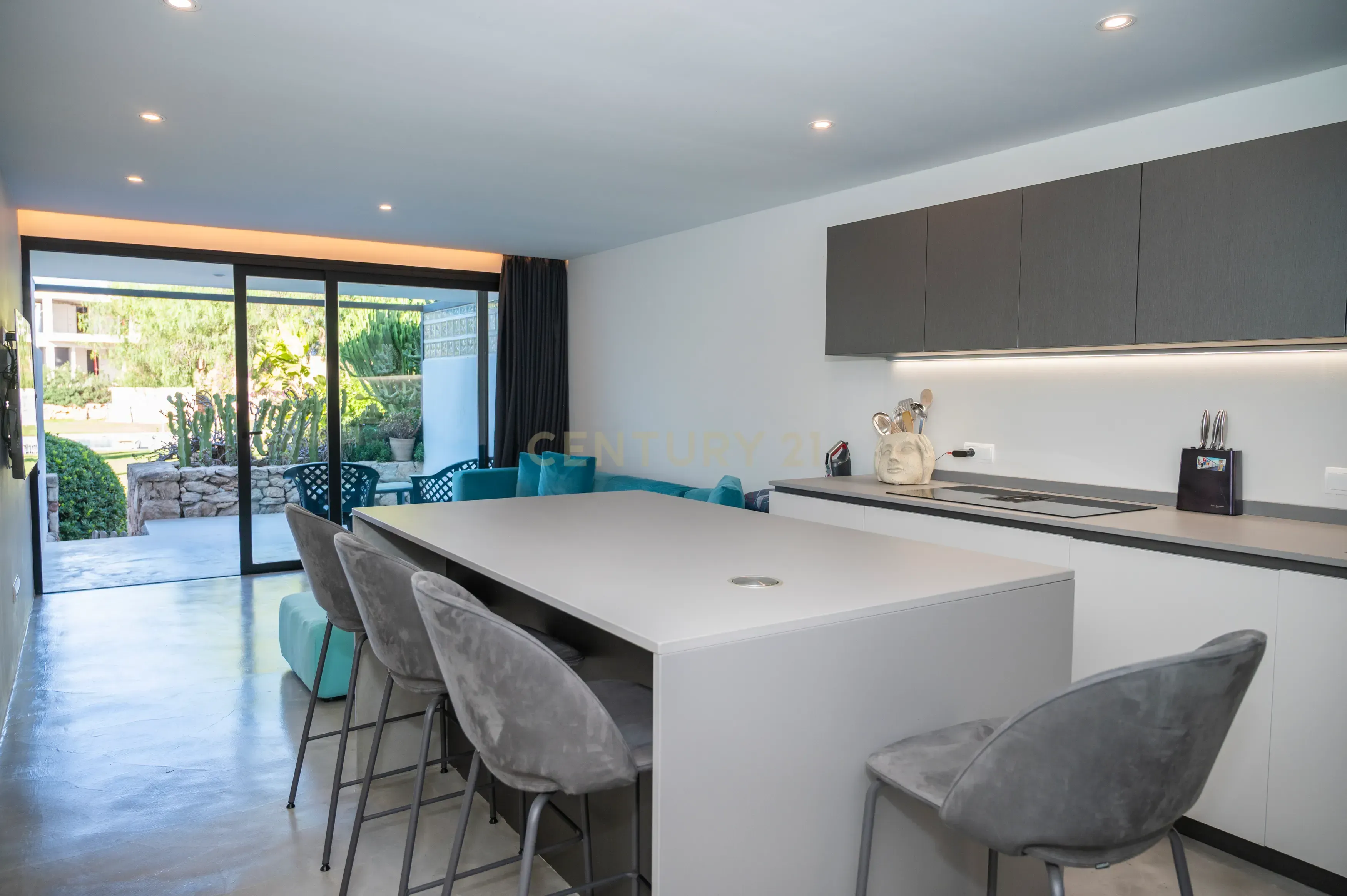 Cuina de Apartament de lloguer en Santa Eulària des Riu amb Aire condicionat, Jardí privat i Piscina comunitària