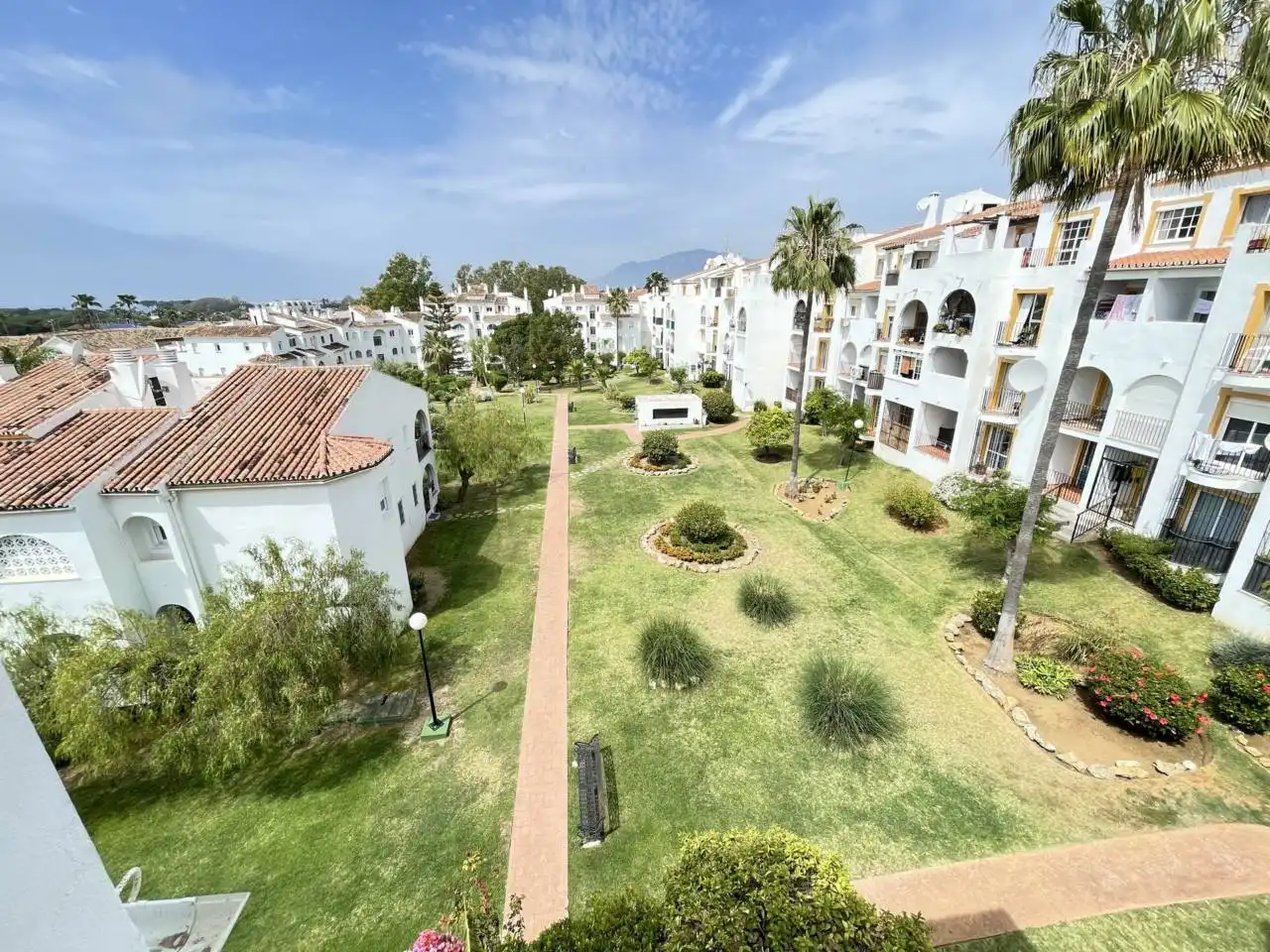 Vista exterior de Pis en venda en Estepona amb Terrassa i Piscina comunitària