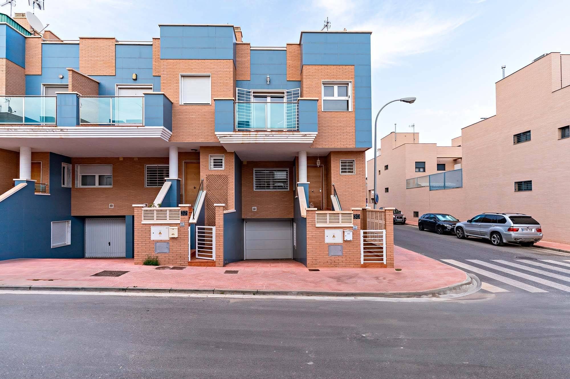 Vista exterior de Casa adosada en venta en  Almería Capital