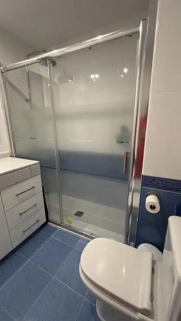 Badezimmer von Wohnung zur Miete in Rota mit Klimaanlage, Privatgarten und Schwimmbad
