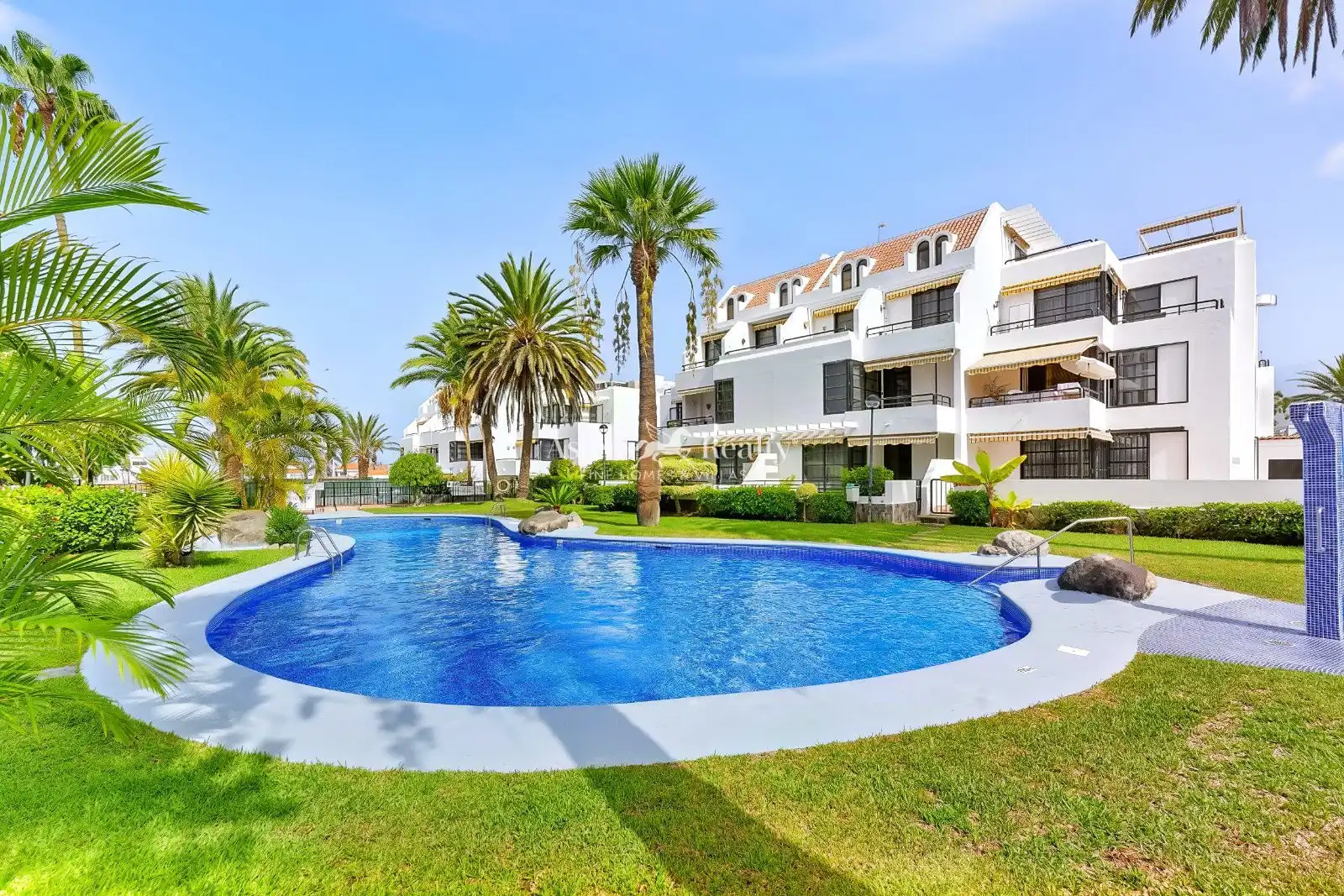 Penthouse with pool for sale in Santiago Puig 2