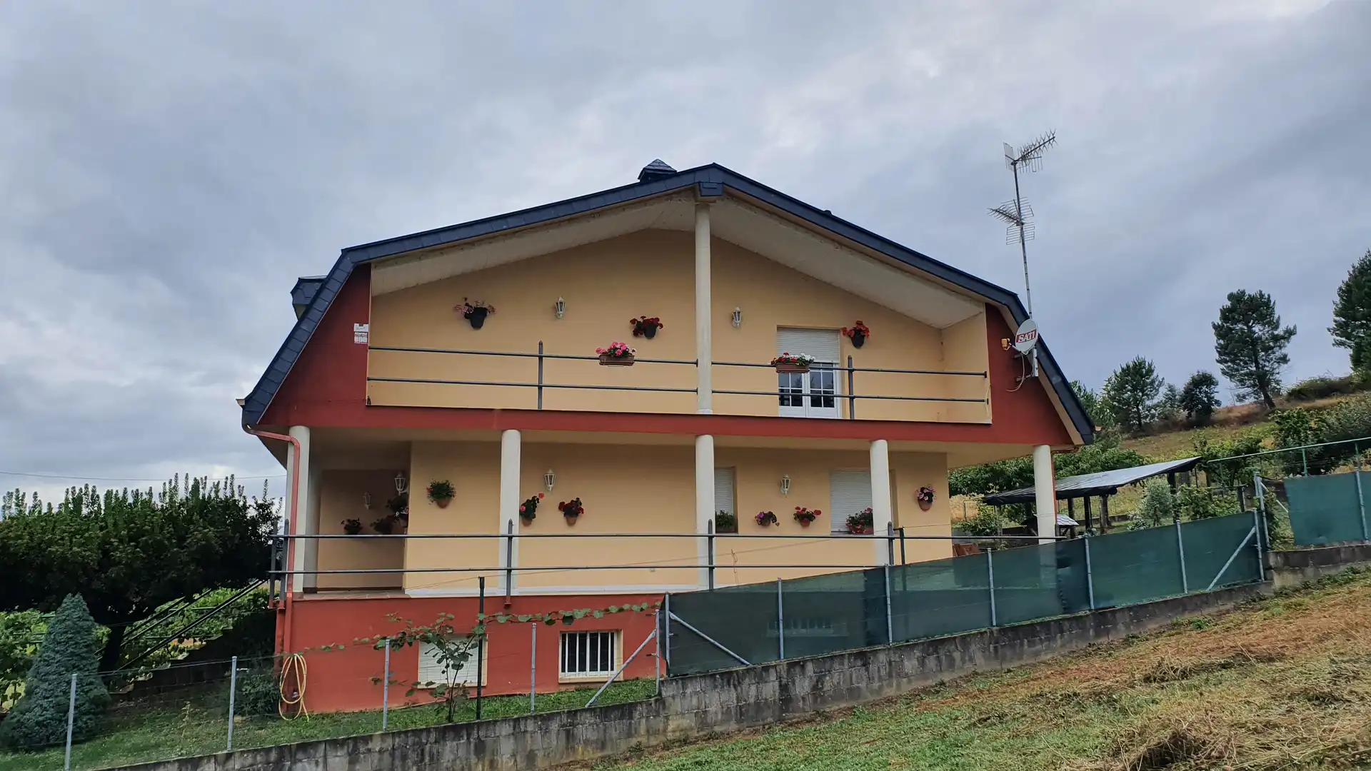 Vista exterior de Casa o chalet en venta en Vega de Espinareda con Calefacción, Jardín privado y Terraza