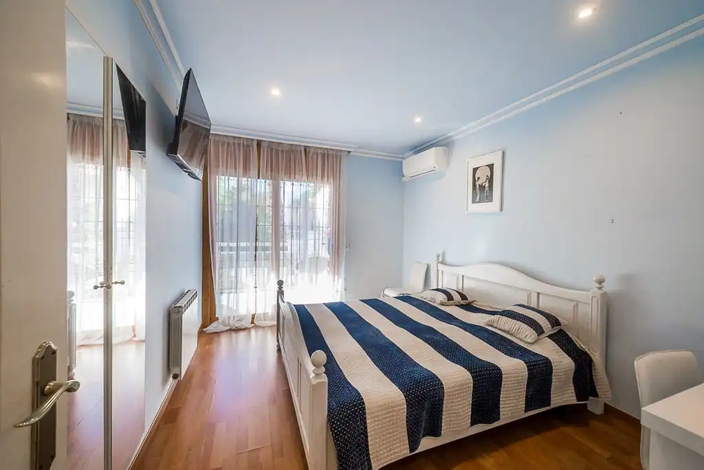 Habitación de Casa adosada en venta en Castell d'Aro, Platja d'Aro i s'Agaró con Aire acondicionado, Calefacción y Jardín privado
