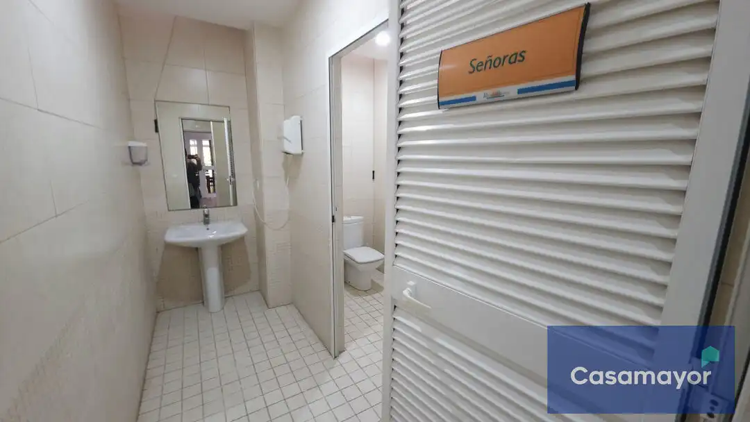 Baño de Piso en venta en Alicante / Alacant con Aire acondicionado, Calefacción y Jardín privado