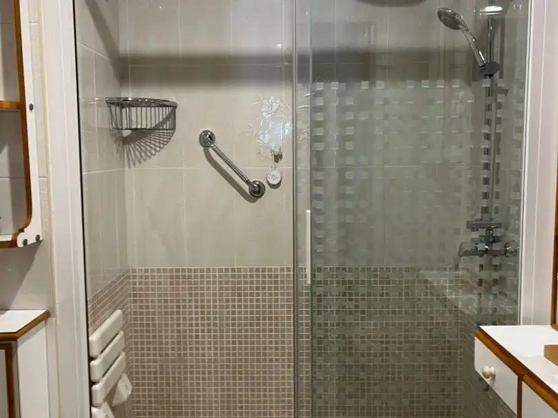 Bany de Pis en venda en Gijón  amb Terrassa i Balcó