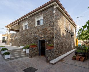 Vista exterior de Casa o xalet de lloguer en Chiva amb Calefacció, Jardí privat i Terrassa