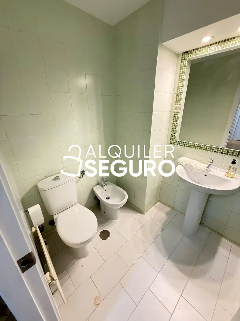 Bany de Pis de lloguer en Madrid amb Aire condicionat, Calefacció i Terrassa