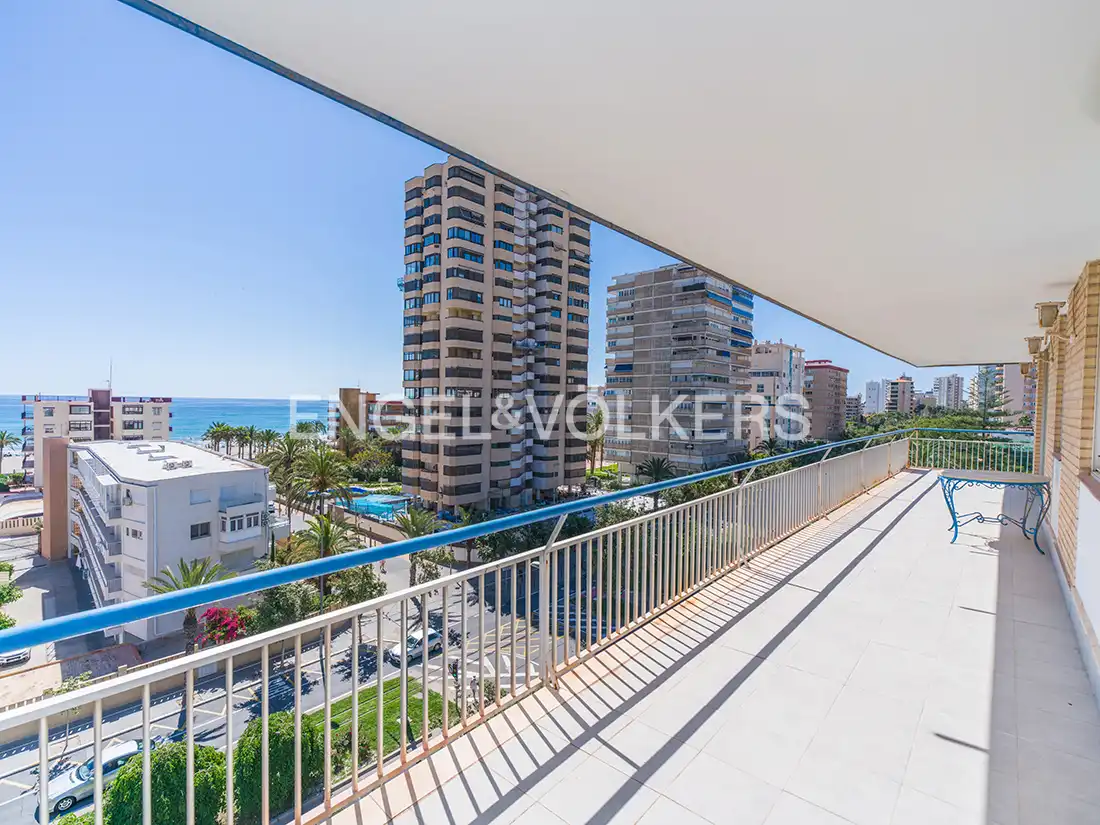 Vista exterior de Àtic en venda en Alicante / Alacant amb Calefacció i Terrassa