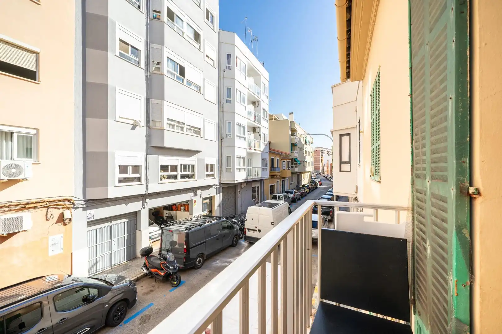 Außenansicht von Einfamilien-Reihenhaus zum Verkauf in  Palma de Mallorca mit Abstellraum und Balkon