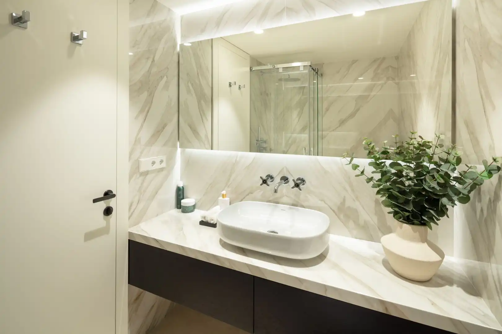 Badezimmer von Wohnung zum Verkauf in Marbella mit Klimaanlage, Privatgarten und Parkett