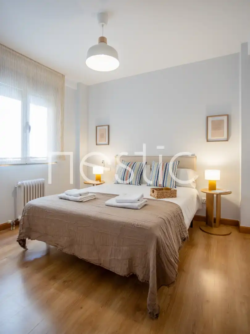 Dormitori de Apartament de lloguer en Madrid amb Aire condicionat, Calefacció i Moblat