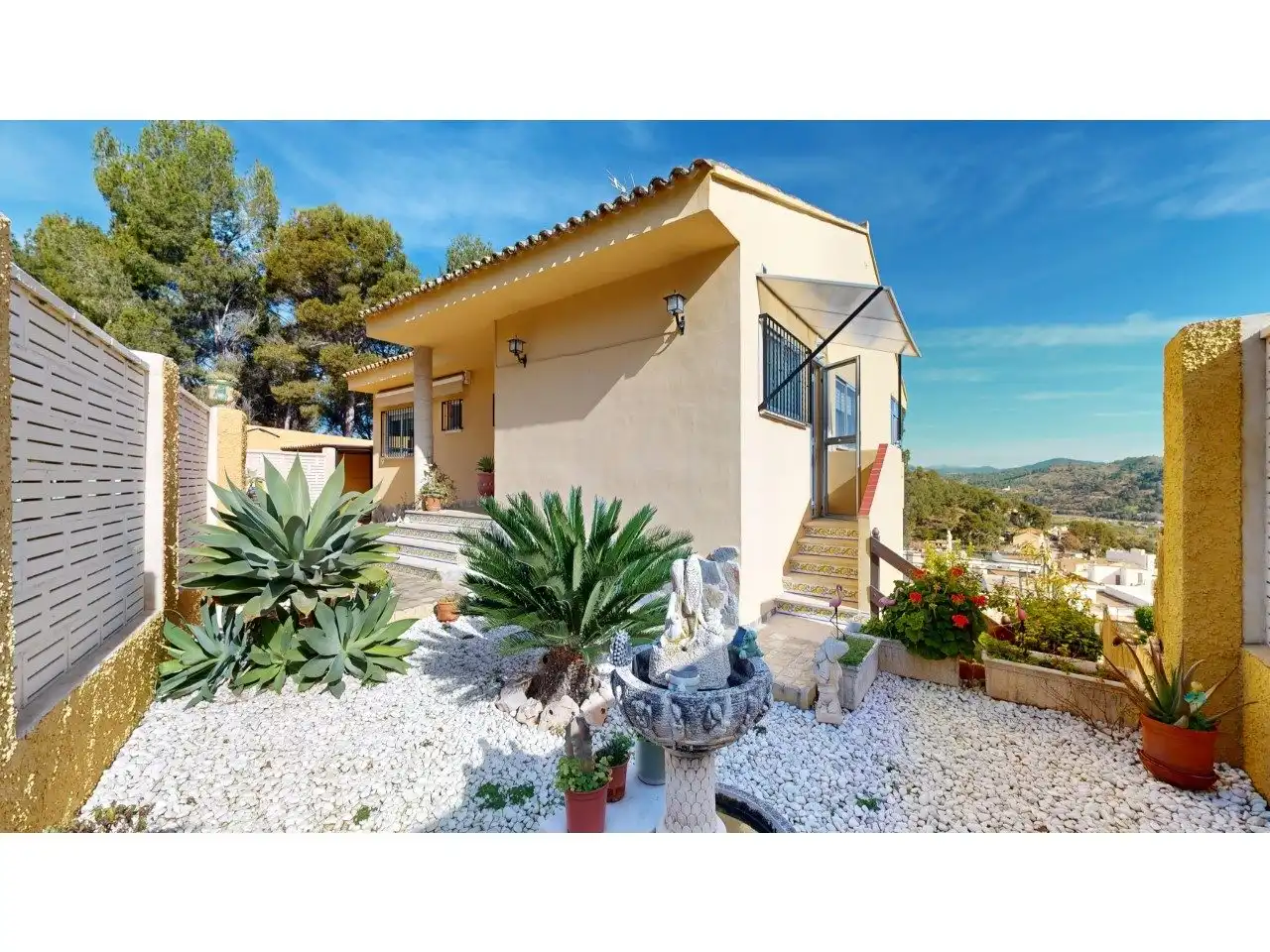 Vista exterior de Casa o xalet en venda en Gilet amb Aire condicionat, Jardí privat i Terrassa