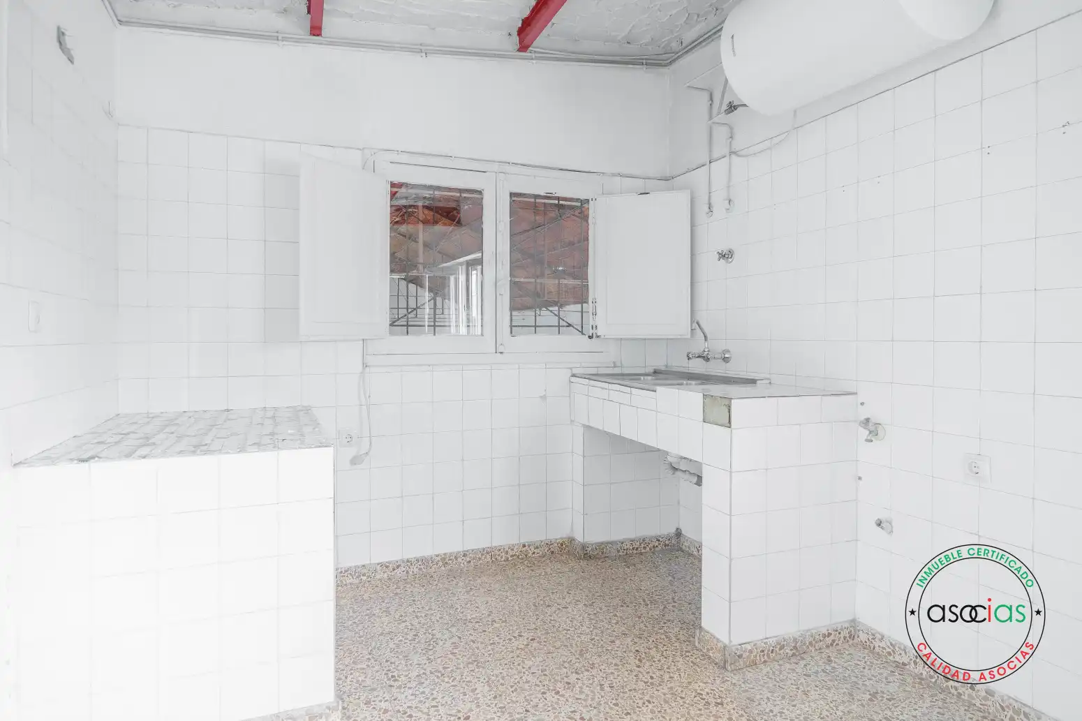 Küche von Fabrikhallen zum Verkauf in Noreña