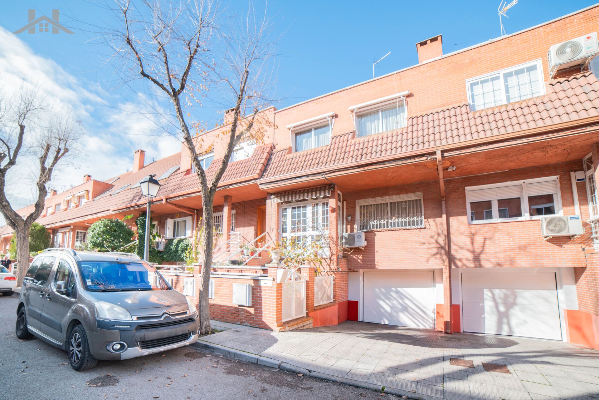 Exterior view of Single-family semi-detached for sale in Villaviciosa de Odón  with Air Conditioner, Heating and Private garden