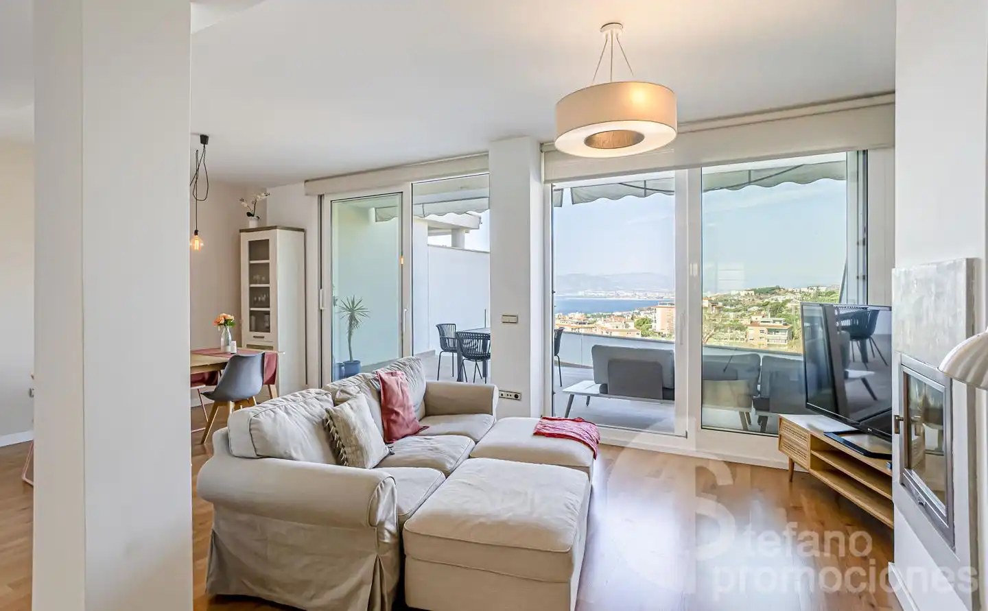 Sala d'estar de Casa adosada en venda en Málaga amb Aire condicionat, Jardí privat i Parquet
