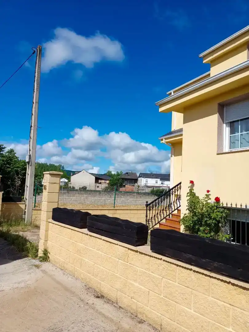 Vista exterior de Casa o xalet en venda en Ponferrada amb Jardí privat, Parquet i Moblat
