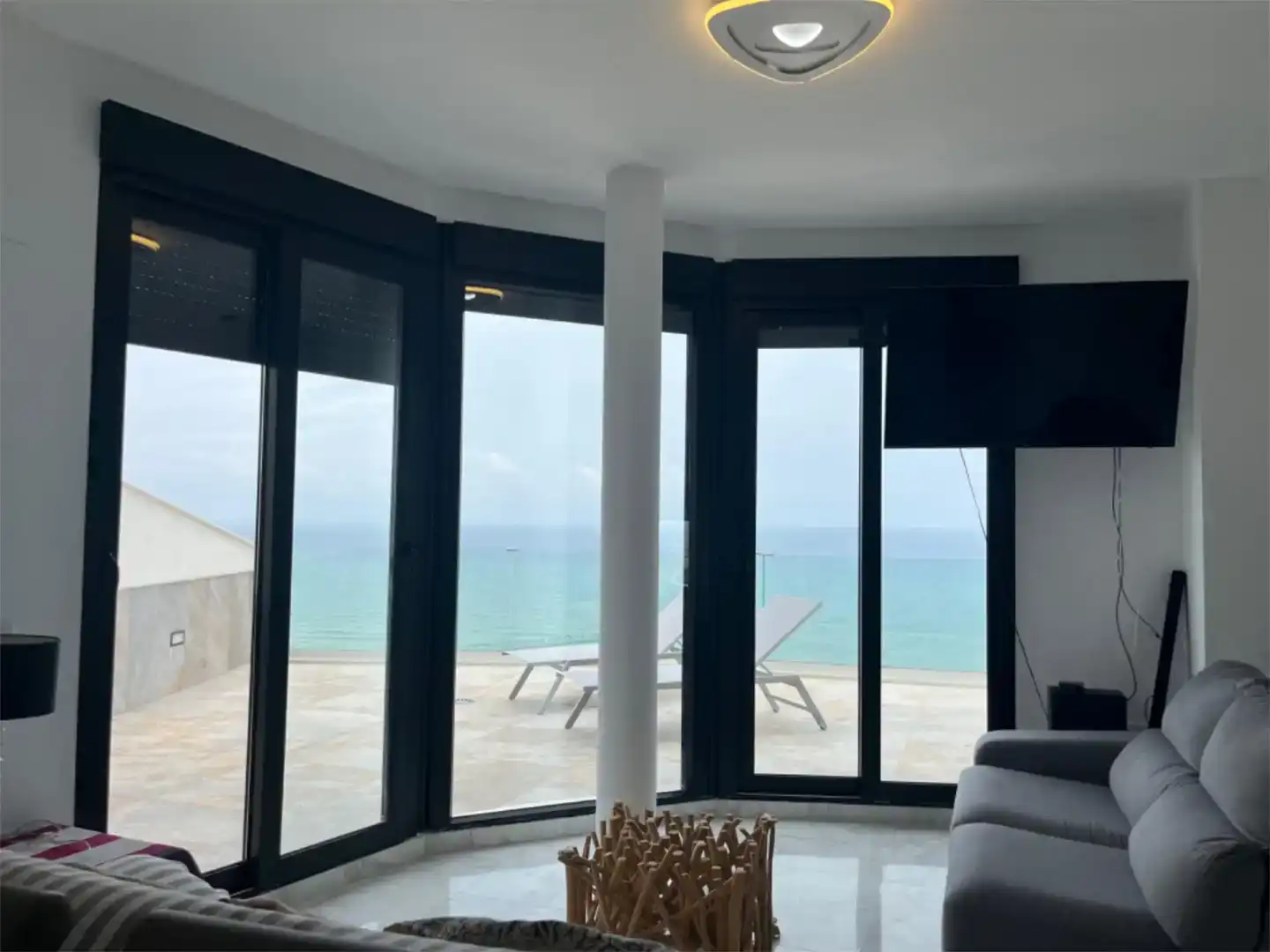 Sala d'estar de Casa adosada de lloguer en Cullera amb Aire condicionat, Piscina i Balcó