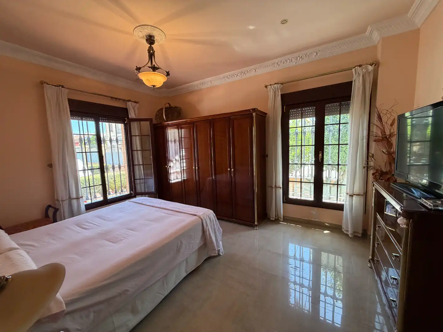Dormitori de Casa o xalet en venda en Bormujos amb Aire condicionat, Jardí privat i Terrassa
