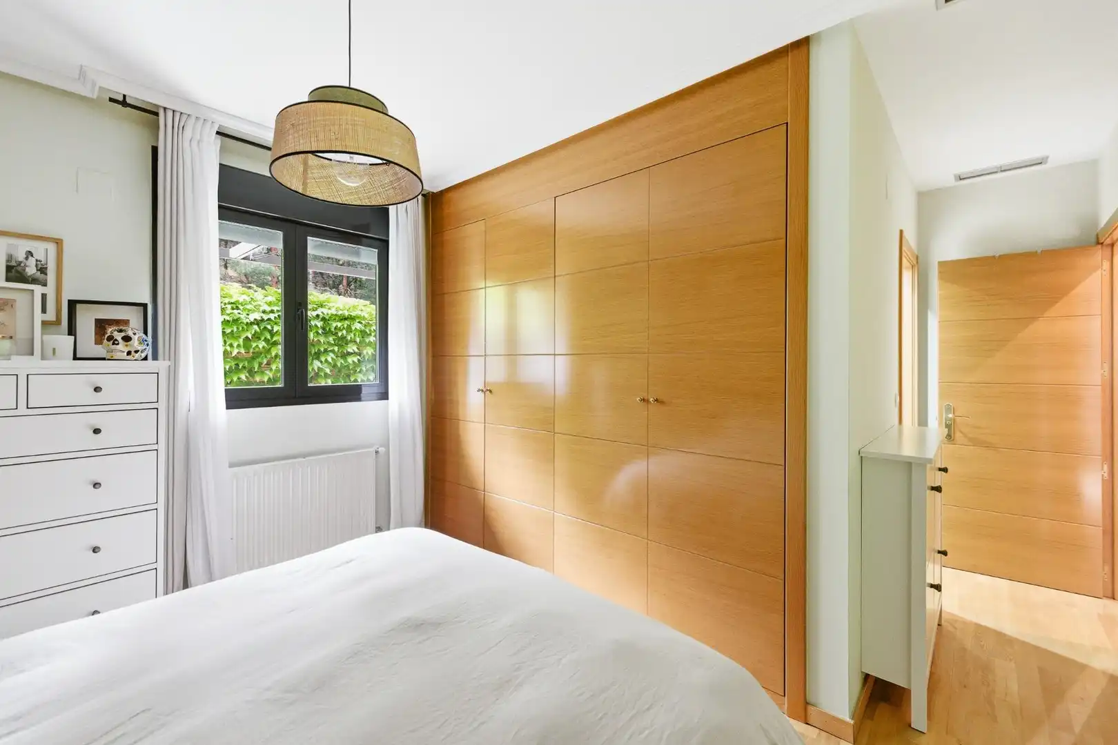 Habitación de Planta baja en venta en Madrid con Calefacción, Jardín privado y Piscina comunitaria