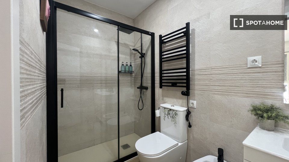 Bany de Pis de lloguer en Leganés amb Aire condicionat, Calefacció i Moblat