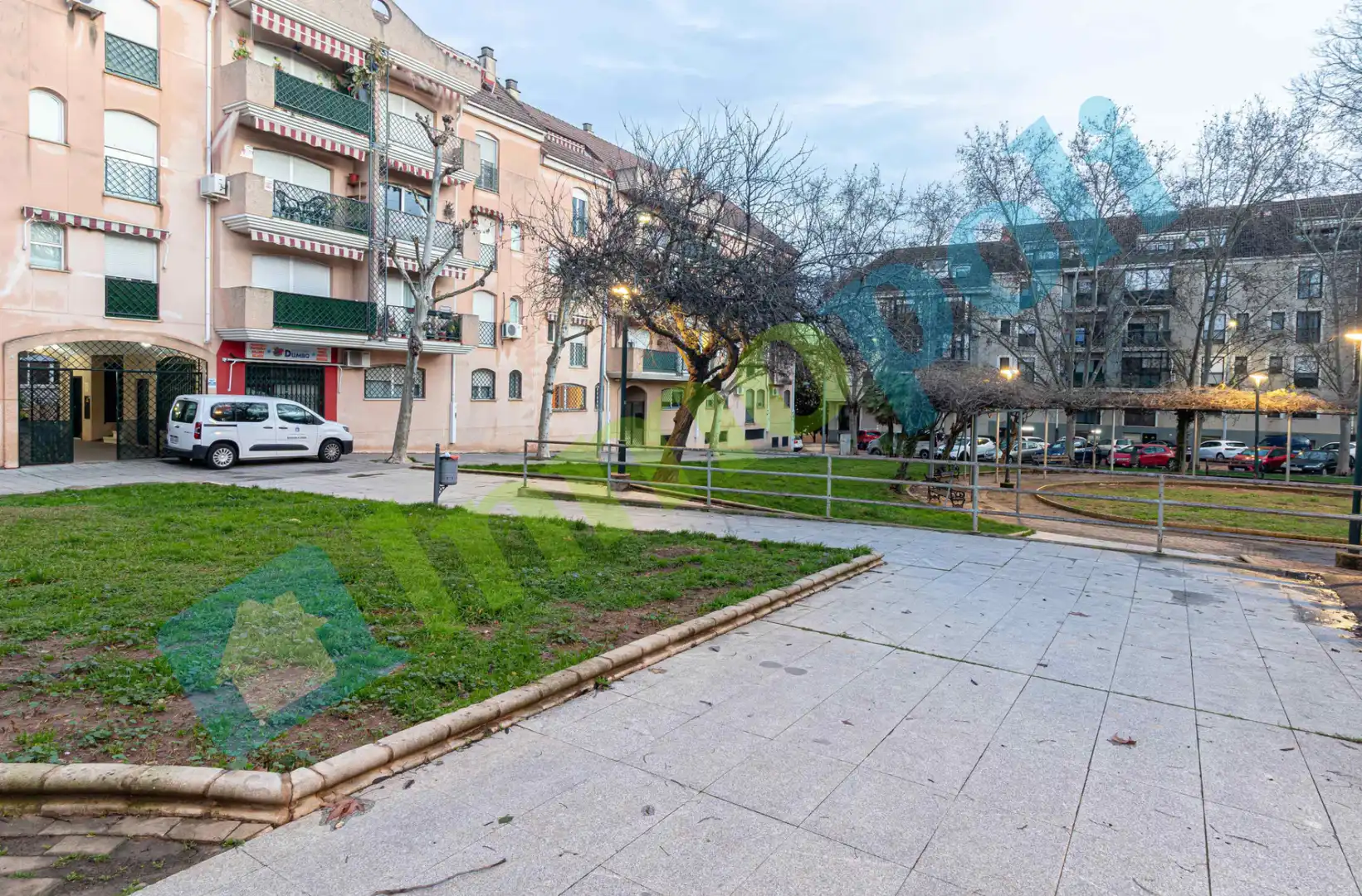 Außenansicht von Wohnung zum Verkauf in Badajoz mit Klimaanlage, Heizung und Privatgarten