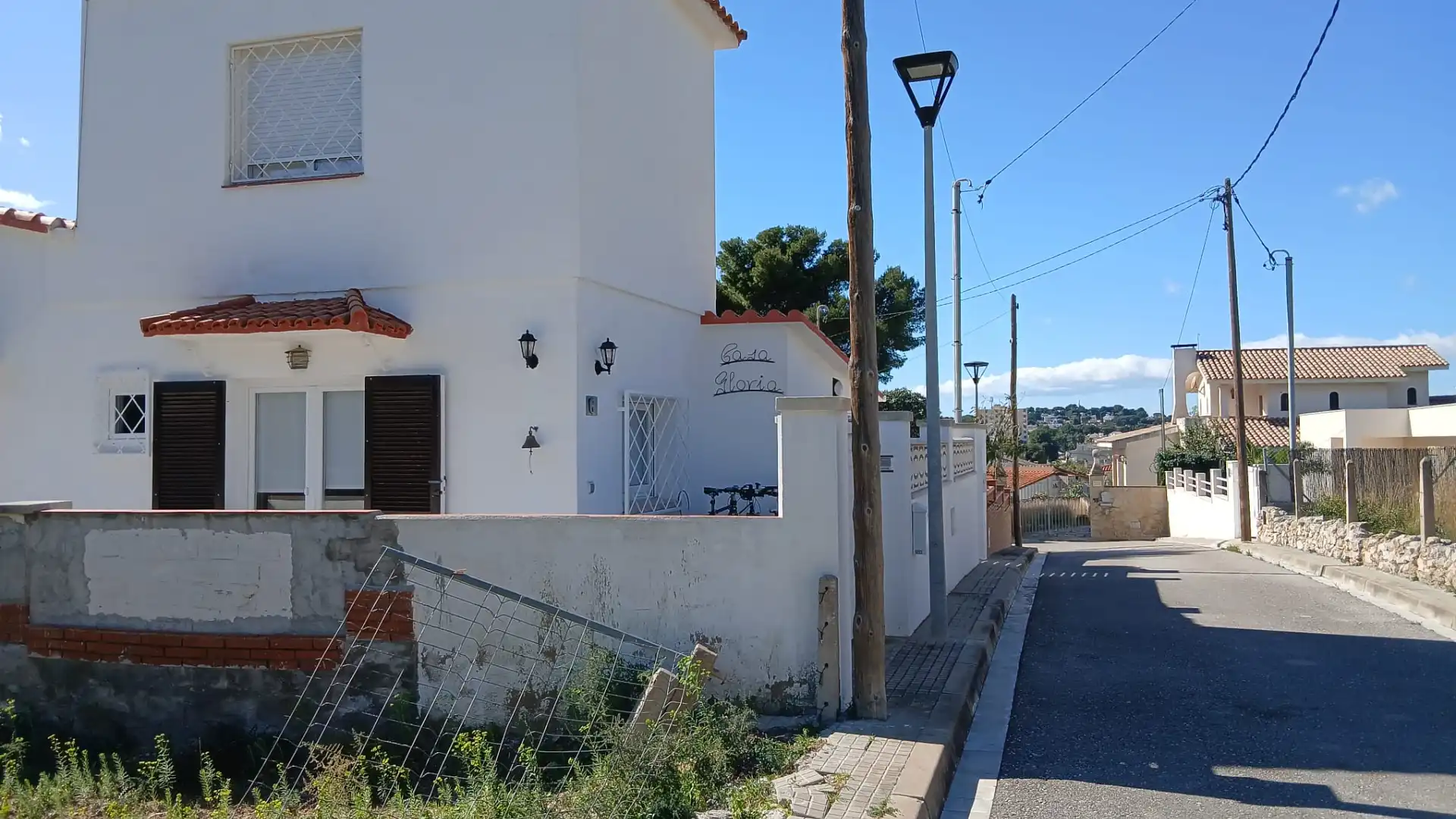 Vista exterior de Casa adosada en venda en Roda de Berà amb Jardí privat i Terrassa