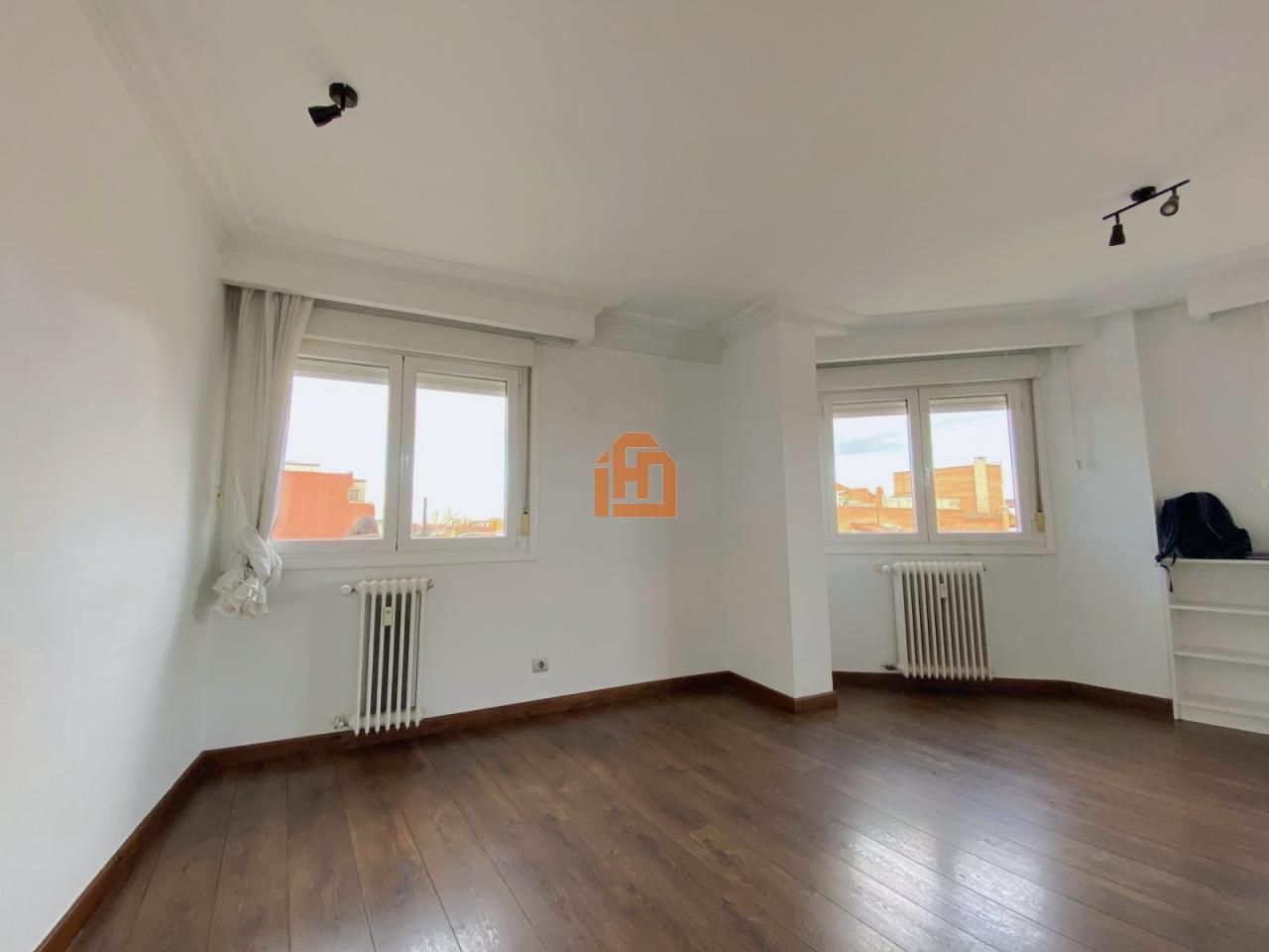Sala d'estar de Apartament en venda en León Capital  amb Calefacció, Parquet i Terrassa