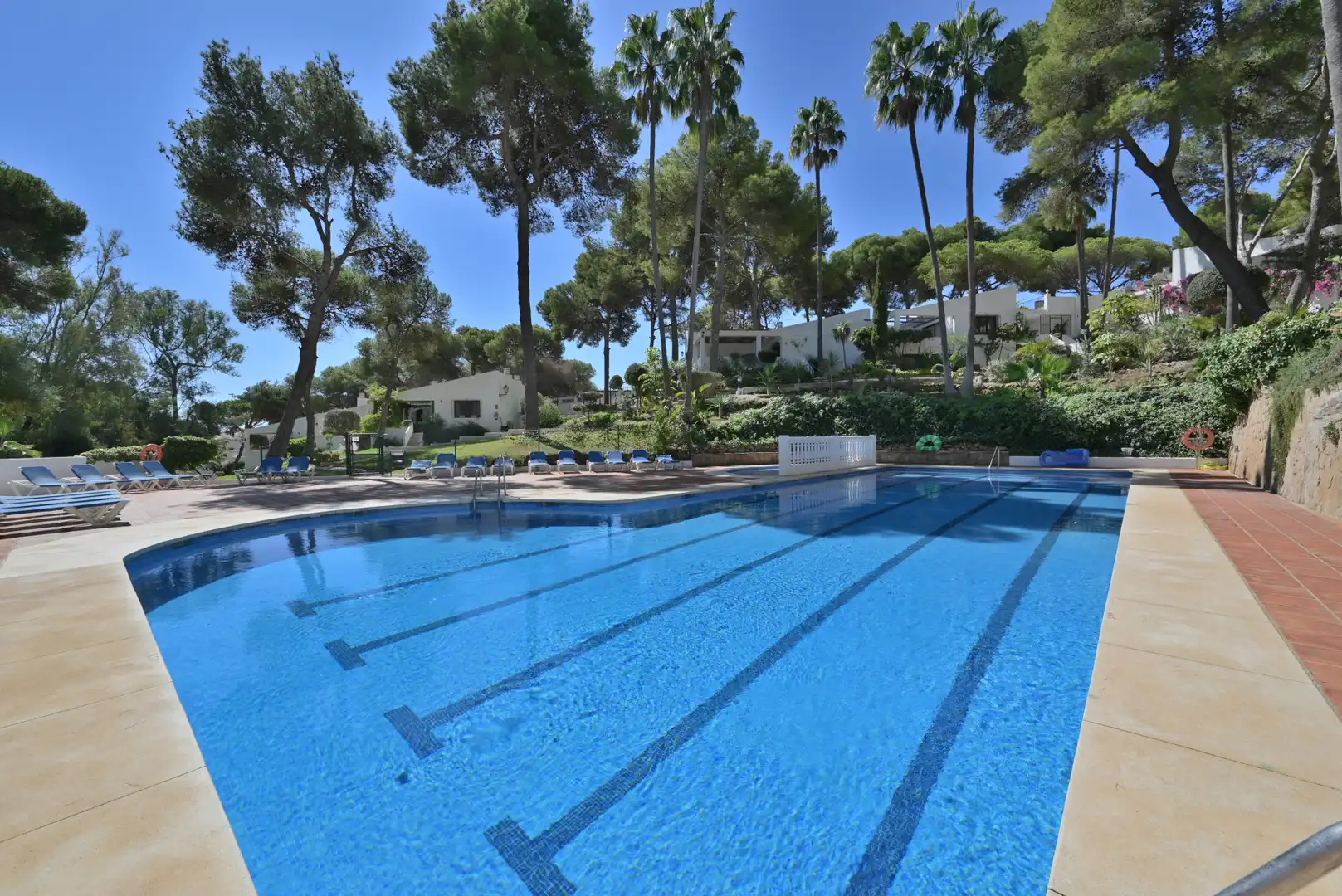 Terraced house with pool for sale in Calahonda
