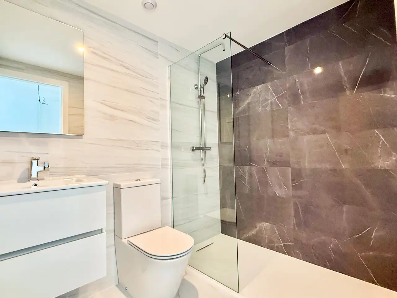 Bathroom of Flat for sale in Torrevieja  with Air Conditioner, Heating and Terrace