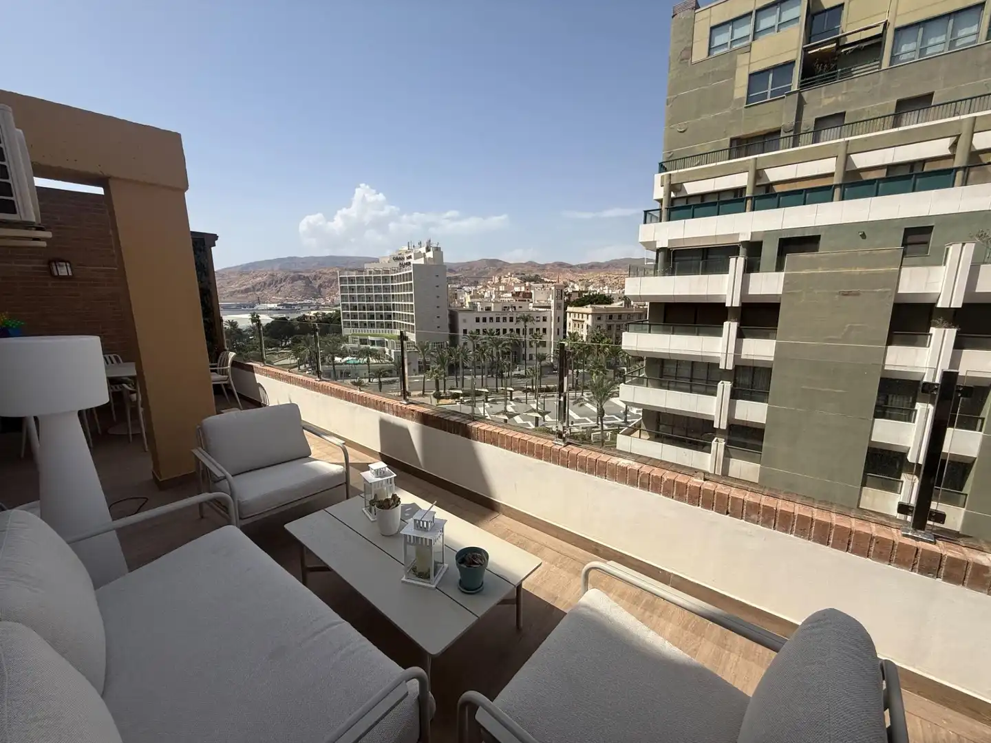 Terrasse von Wohnung zur Miete in Almería mit Klimaanlage, Terrasse und Möbliert