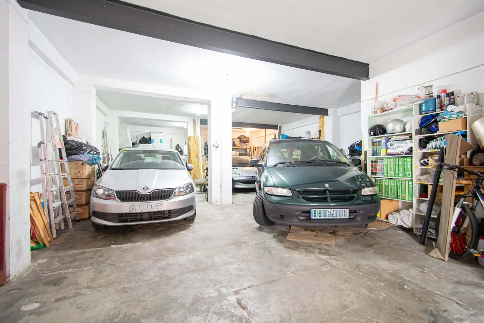 Parking de Casa adosada en venta en Sevilla con Aire acondicionado y Balcón