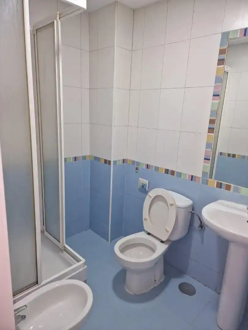 Badezimmer von Wohnung zur Miete in San Sebastián de los Reyes mit Klimaanlage, Parkett und Möbliert