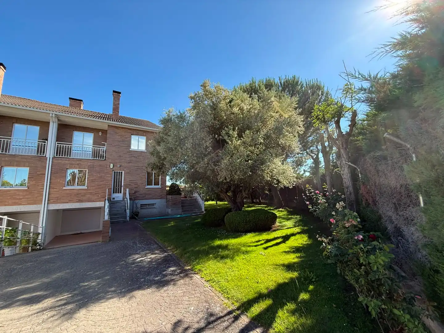 Außenansicht von Einfamilien-Reihenhaus zum Verkauf in Santa Marta de Tormes mit Klimaanlage, Heizung und Privatgarten
