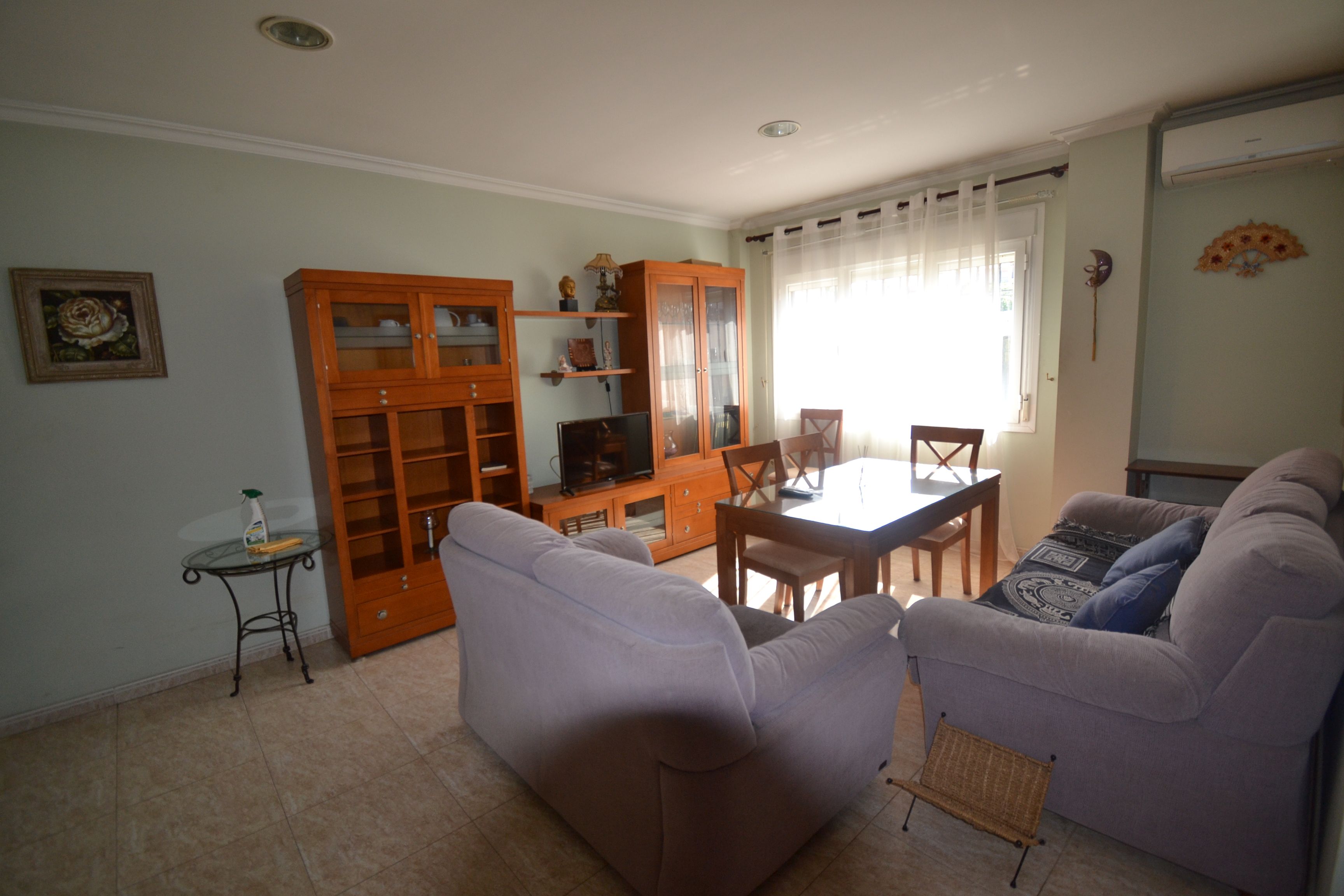 Sala d'estar de Casa adosada en venda en Malpartida de Plasencia amb Calefacció, Terrassa i Moblat