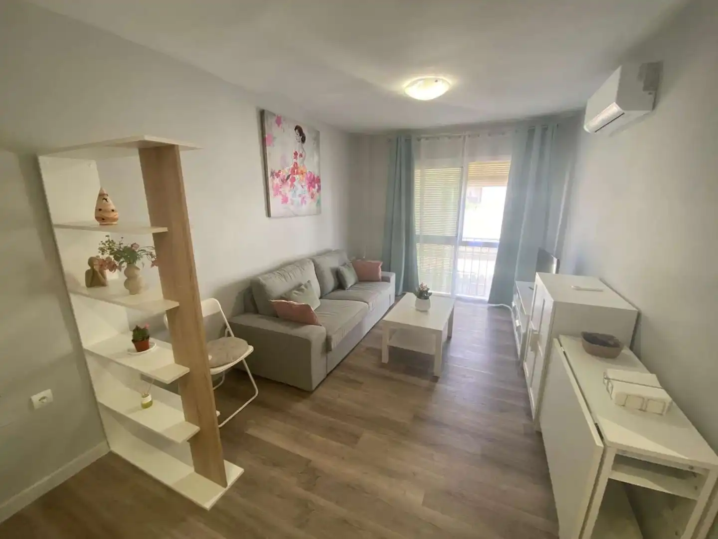 Sala d'estar de Pis de lloguer en Fuengirola amb Aire condicionat i Moblat